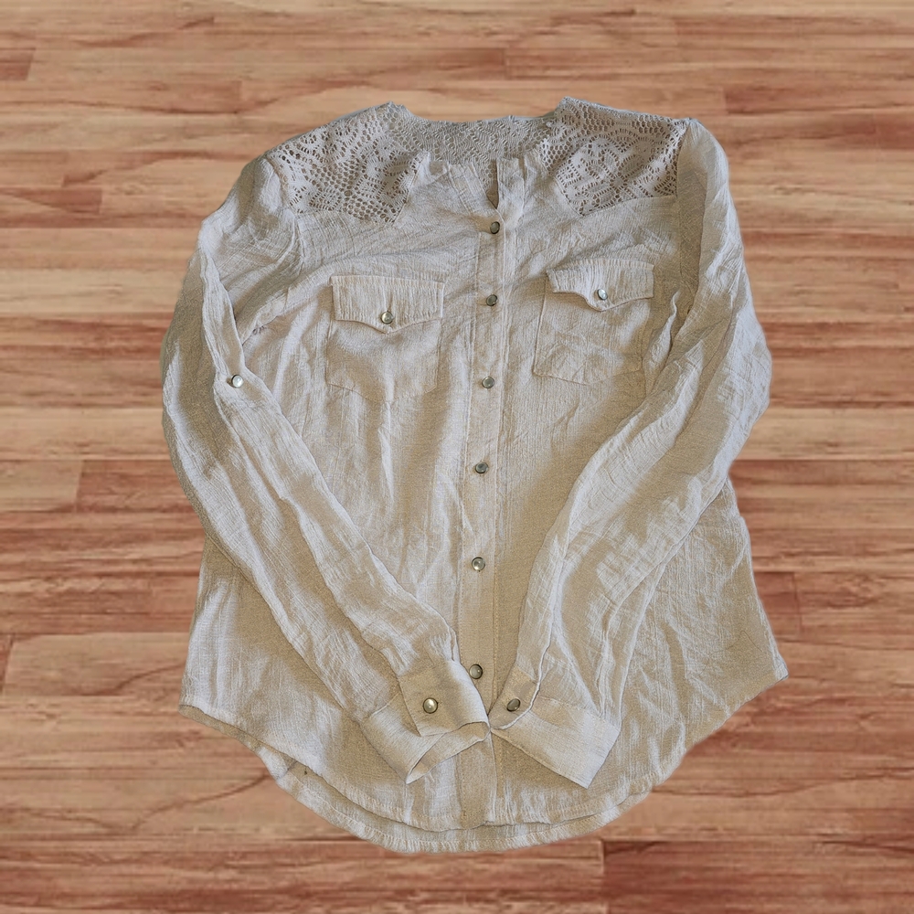 Size S/M Cream Lace Neck Long Sleeve Button Up Blouse